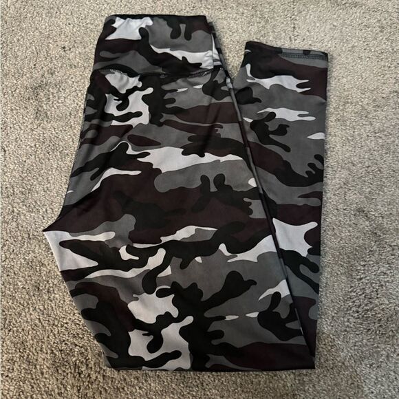 Urban Daisy Dark Camo High Waisted Workout Leggings NWT Size Medium Boutique - Picture 2 of 8